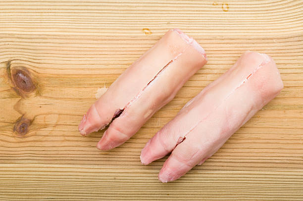 Pies de cerdo crudo mitades